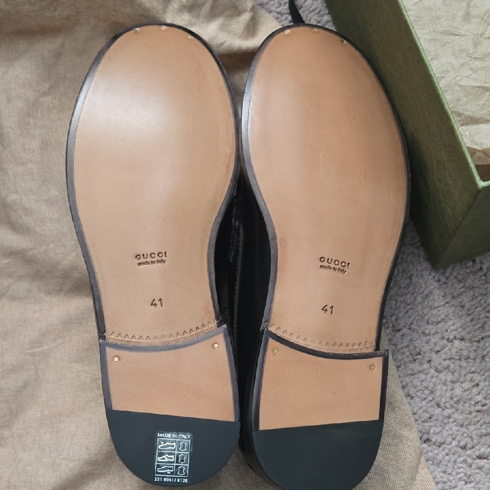 Gucci Black Leather Loafers with Emblem - Picture 2 of 4